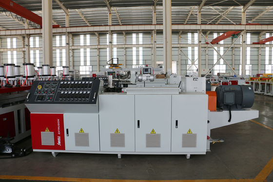 Brett-Verdrängungs-Linie Doppelt-Schraube 550kg/H 1220MM PVCs WPC